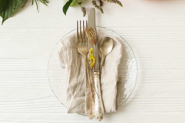 Nastavené taniere a príbory